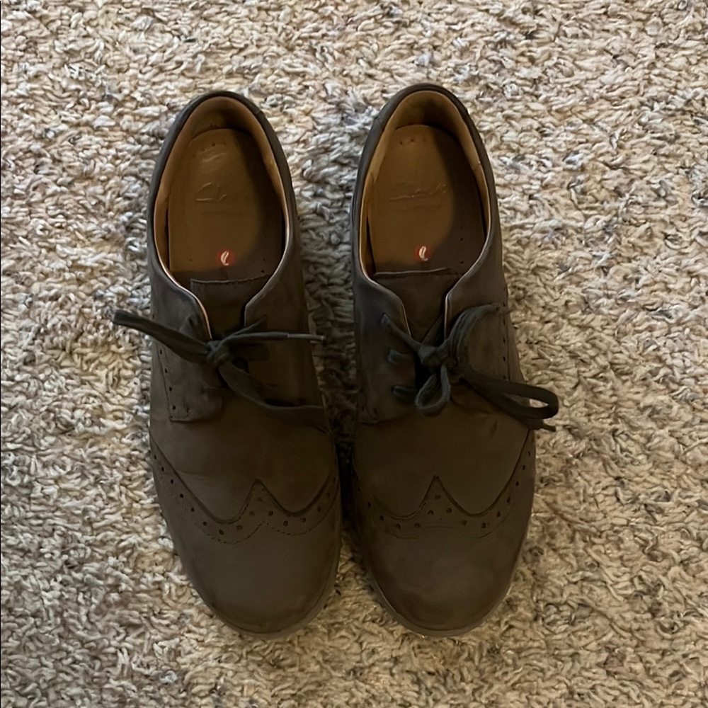 Women’s 8M Clarks oxfords